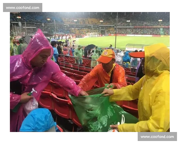 南京球迷 “人走场净” 赛场内外皆风景