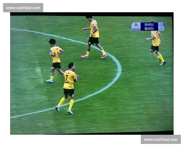 苏超争议一幕！泰州 5 号恶意踹人染红，裁判判罚引球迷集体声讨