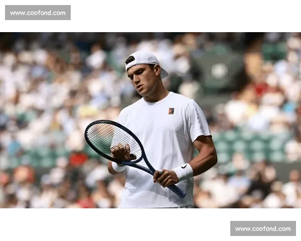 曼联 7 号传奇跨界赋能!德雷珀携红魔战袍剑指温网